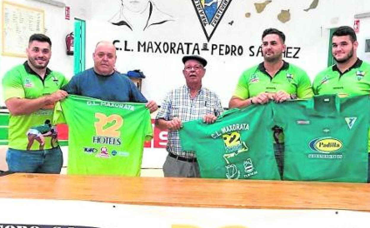 Juan Miguel Torres, con componentes de la entidad que presidió. 