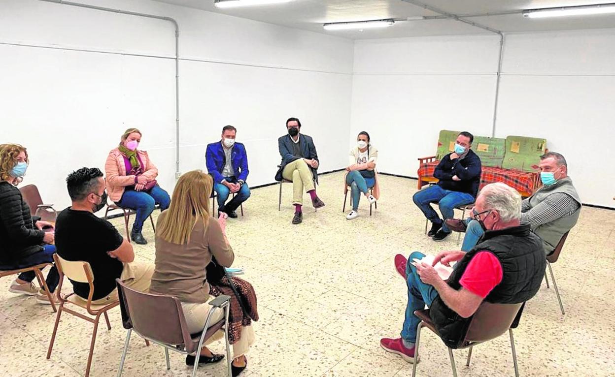 Imagen de la reunión entre miembros del PP y de la Plataforma para la Fibra Óptica. 