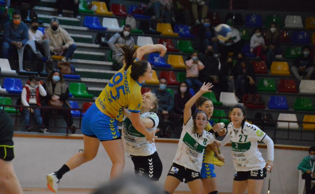 Katarina Pavlovic lanza a la portería local en una acción del encuentro. 