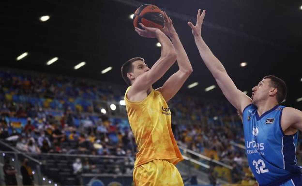 Brussino lanza a canasta durante el partido. 
