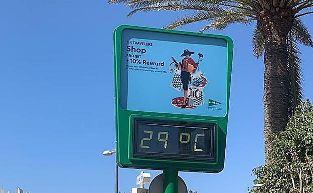 El termómetro situado en la playa roza los 30 grados. 