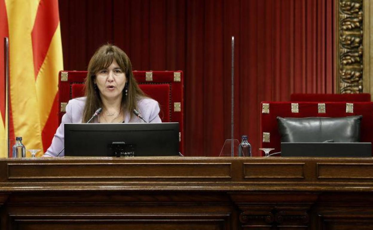 Laura Borràs preside el Pleno del Parlament de Cataluña.