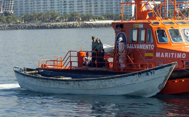 Imagen de archivo de una patera captada por Salvamento Marítimo. 