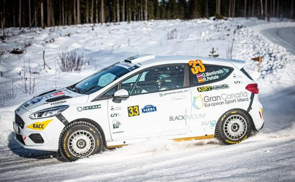 Imagen del Ford Fiesta Rally 4 de Gil Membrado y Rogelio Peñate en Letonia. 