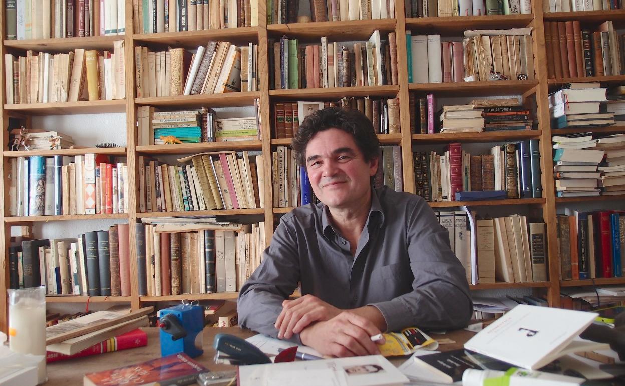 Agustín Cerezales Laforet, en su despacho. 