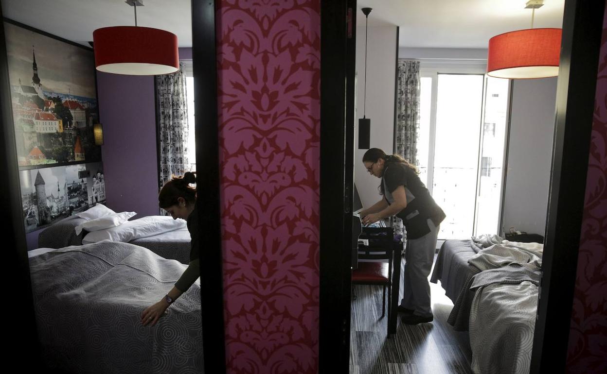 Unas camareras de piso, trabajando en un hotel. ARCHIVO