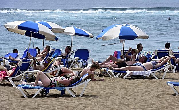 Imagen de archivo de turistas en la playa de Las Canteras. 