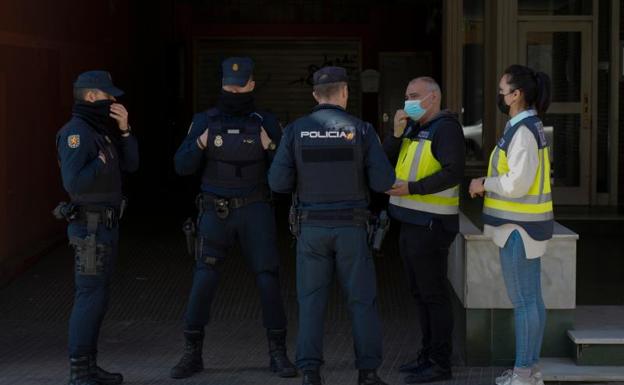 La Policía Nacional está registrando el Ayuntamiento de Cornellà de Llobregat (Barcelona)