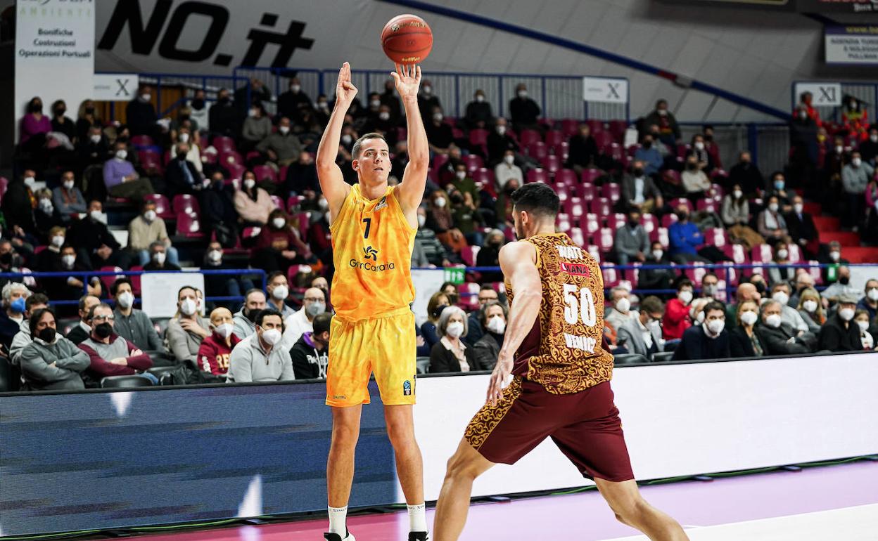 Salvó lanza ante Watt en una acción del encuentro. 