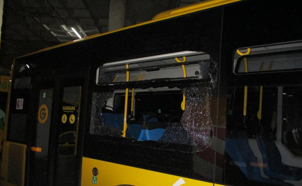 El cristal de la guagua se rompió por el impacto de la piedra. 