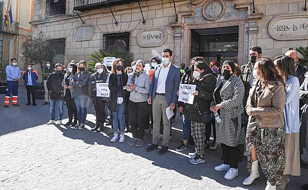El alcalde de Alcalá la Real (Jaén), Antonio Marino Aguilera (c), junto a Hakima, la madre de K.E.Z. , la menor de 14 años presuntamente asesinada ayer por un joven de 22 años, durante el minuto de silencio realizado hoy miércoles a las puertas del Ayuntamiento en repulsa por su asesinato. 