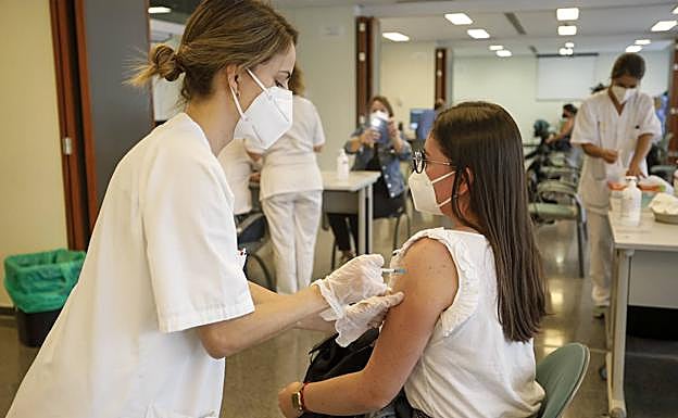 Vacunación contra la covid en el Negrín, en Gran Canaria 