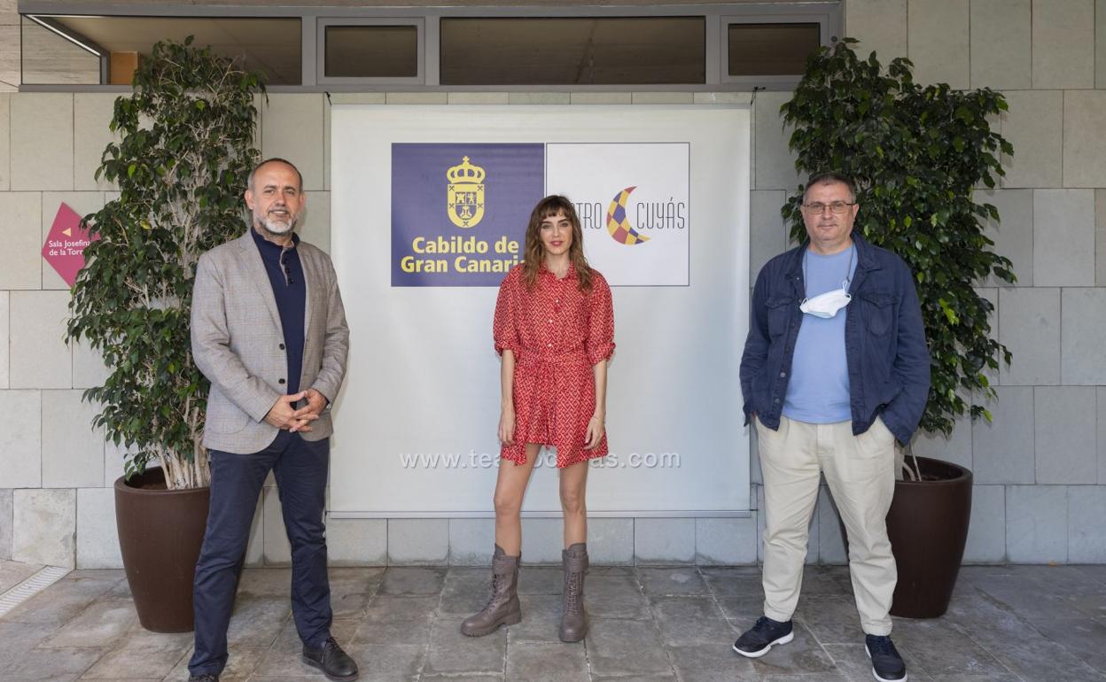 Francisco Bravo de Laguna, Irene Arcos y Gonzalo Ubani, ayer, en el patio del Cuyás. 