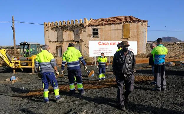 En presencia del exalcalde de La Oliva, los operarios del Cabildo majorero retiran la valla instalada por la familia González Arroyo el 28 de enero en la Casa del Inglés. 
