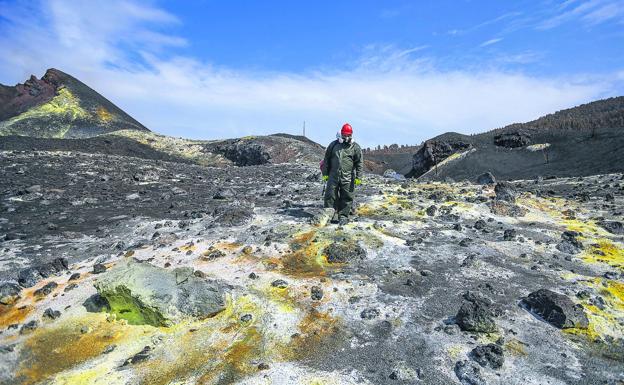 El vulcanólogo Stavros Meletlidis del Instituto Geográfico Nacional, en una incursión al cono volcánico. 