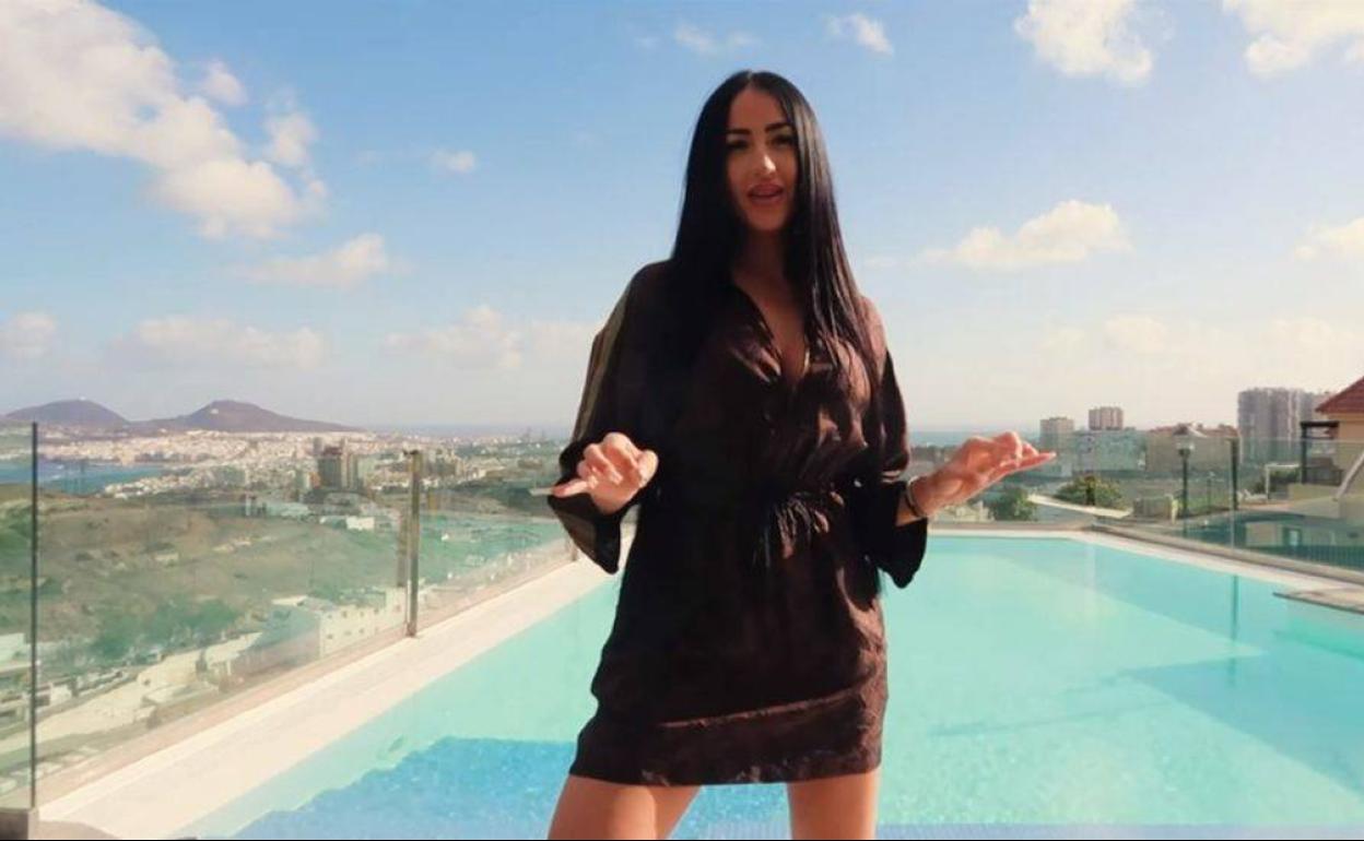 La enorme piscina que tiene la mansión. 