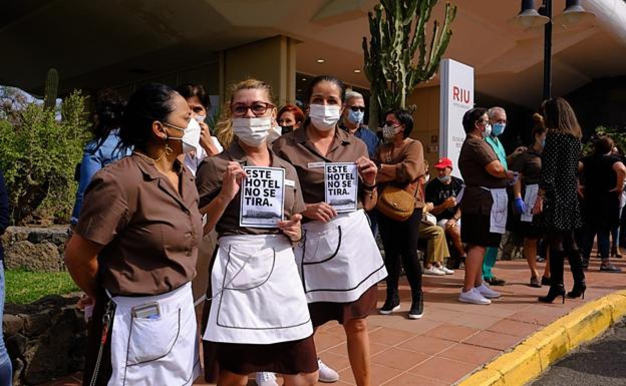 Concentración de trabajadoras de los hoteles el pasado 10 de febrero en Corralejo. 