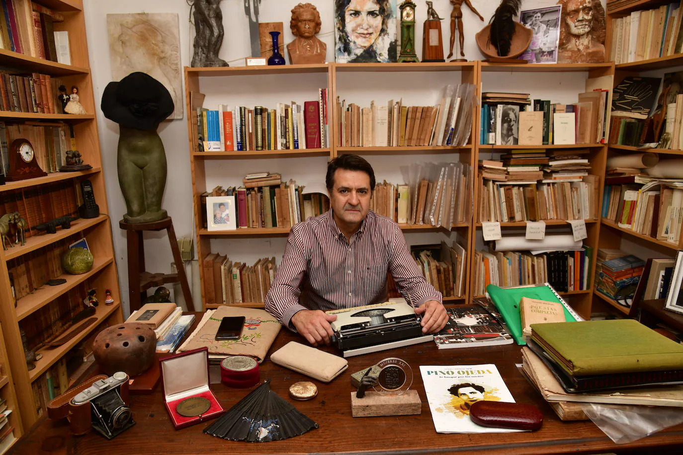 Domingo Doreste, en el despacho de su abuela Pino Ojeda, un universo cultural de enorme valor. 