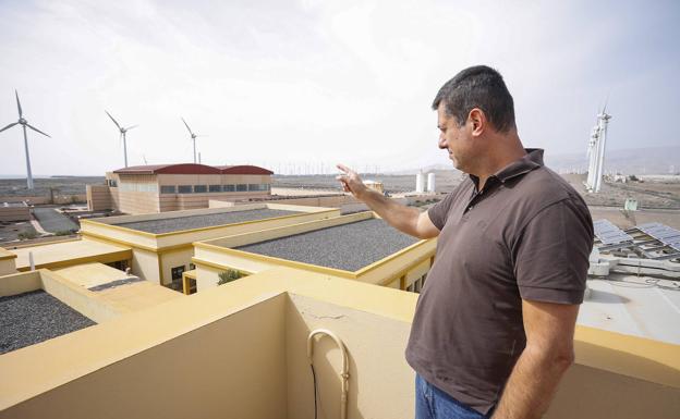 Baltasar Peñate, desde la azotea de las instalaciones del ITC. Al fondo, con la cubierta roja, la desaladora del sureste. 