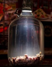 Imagen secundaria 2 - Arriba, pene de toro. Abajo, casu marzu y licor de ratones. 