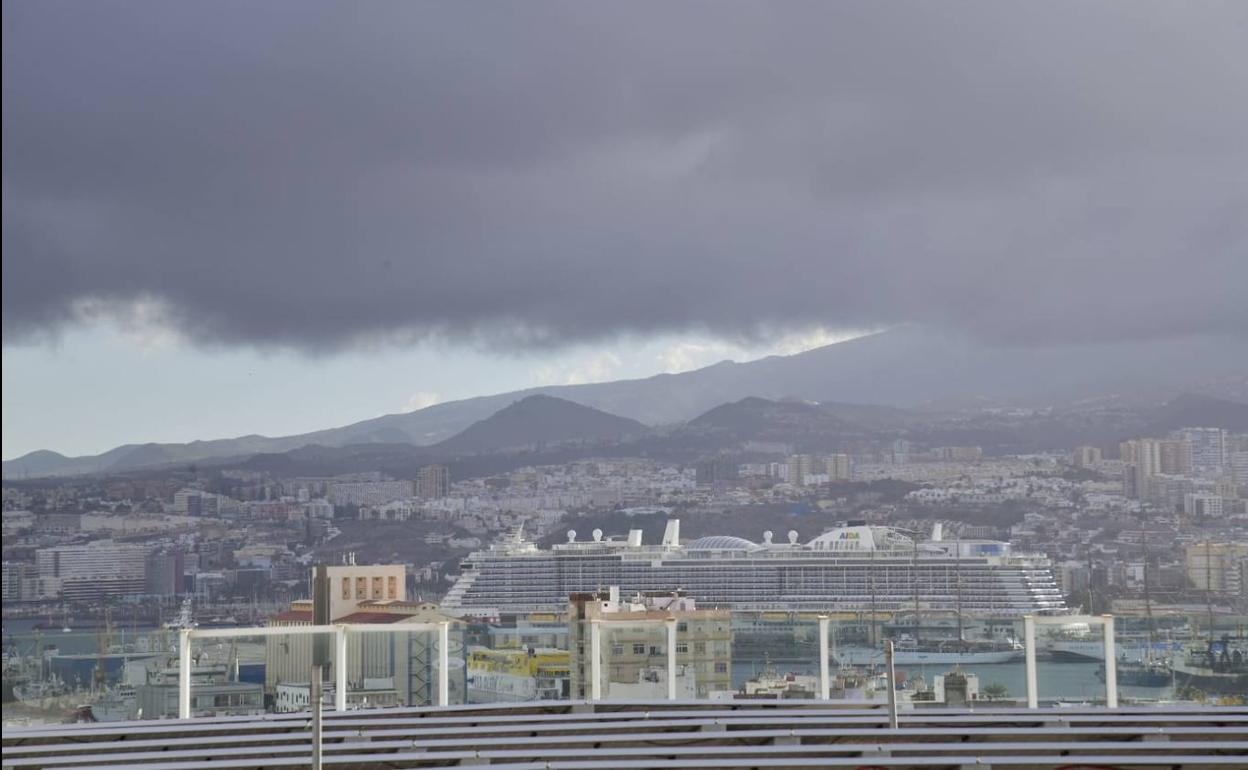 Las lluvias hicieron acto de presencia en la capital este sábado. 