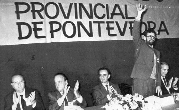 Fraga y Hernández Mancha aplauden la elección de Rajoy como presidente de la Diputación de Pontevedra en 1987. 