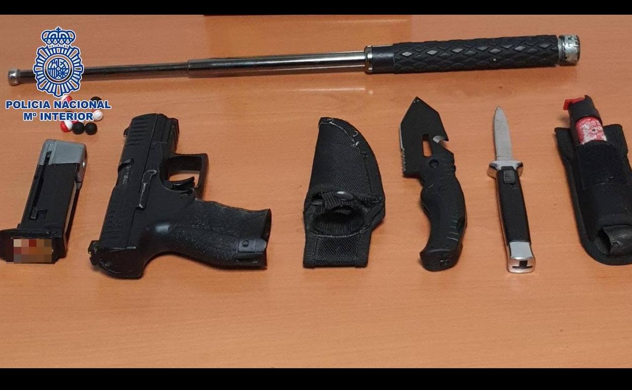 Detenido en La Laguna con una pistola de aire comprimido, un machete y un spray de defensa