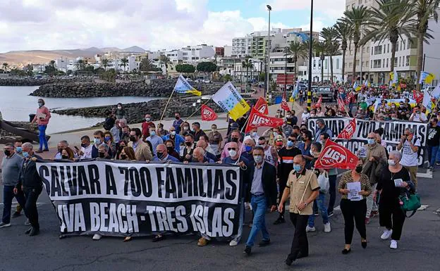 Un momento de la manifestación cuando transcurría por la avenida marítima de Puerto del Rosario, cerca de la sede de Costas. 