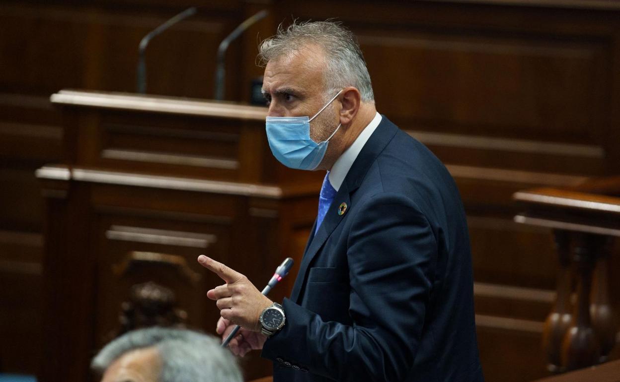 El presidente canario, Ángel Víctor Torres, ayer durante la sesión plenaria del Parlamento de Canarias. 