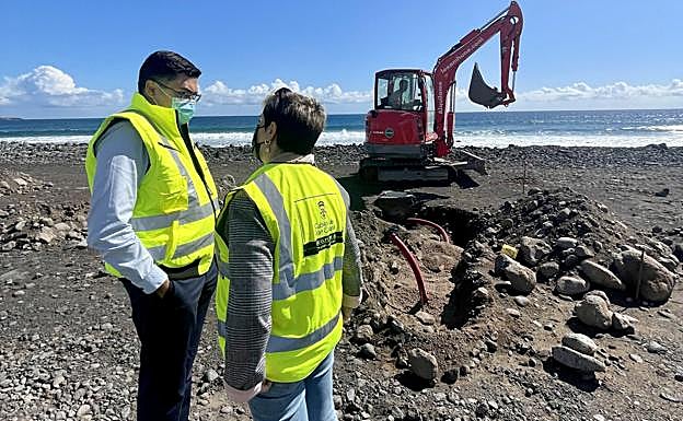 Miguel Ángel Pérez y Ana Hernández, en su visita a las obras. 
