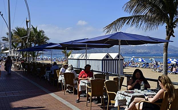 Imagen principal - Imágenes primaverales, en pleno febrero, en la playa de Las Canteras. / 