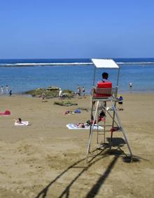 Imagen secundaria 2 - Imágenes primaverales, en pleno febrero, en la playa de Las Canteras. / 