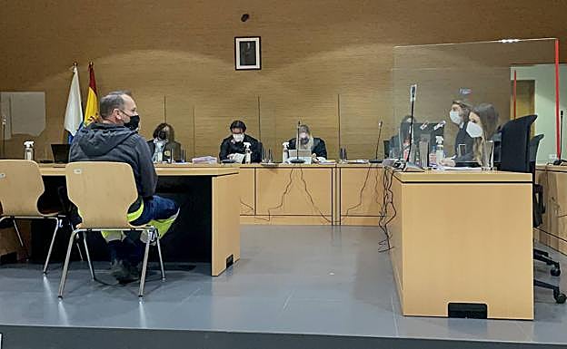 Imagen del acusado respondiendo a las preguntas de la acusación particular. 