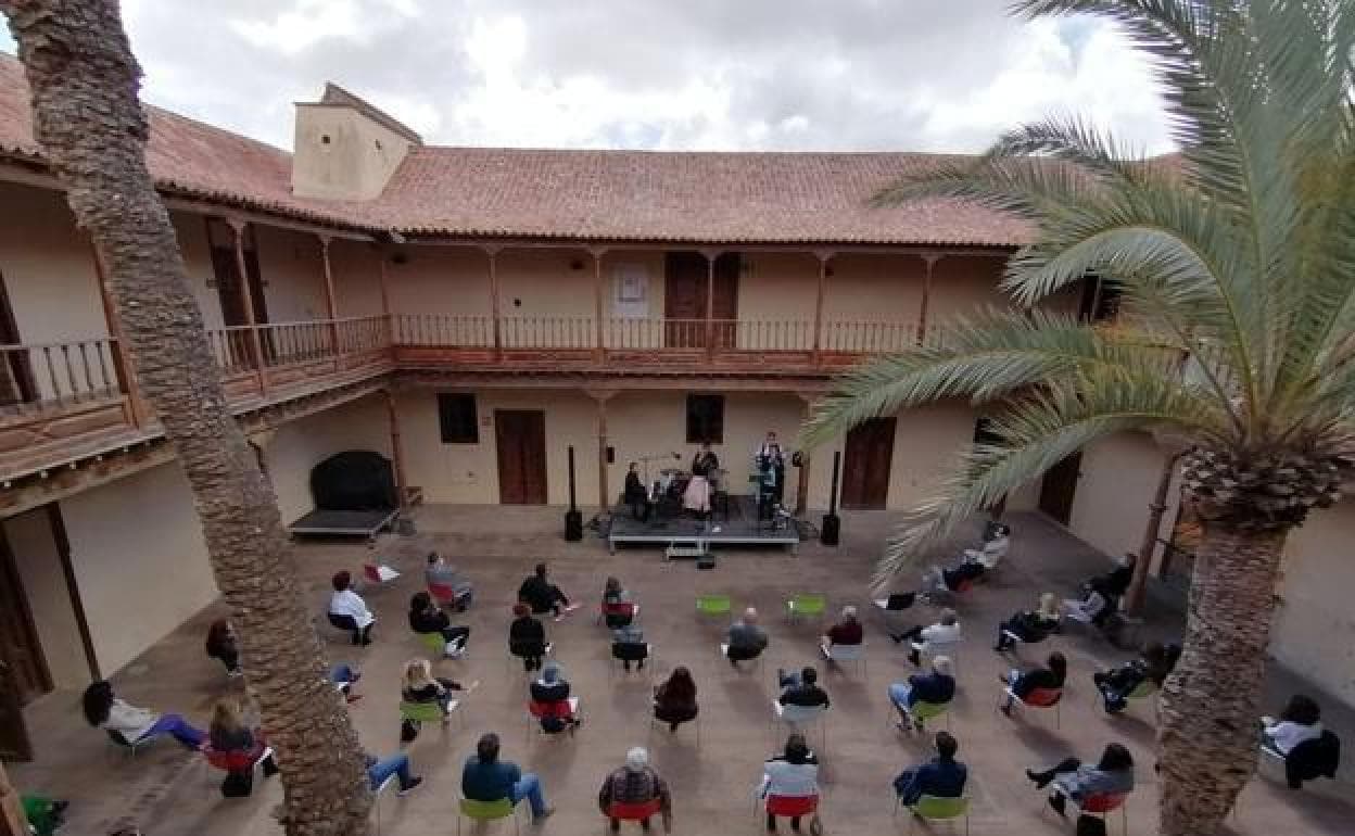 La casona, en uno de sus conciertos en el patio. 