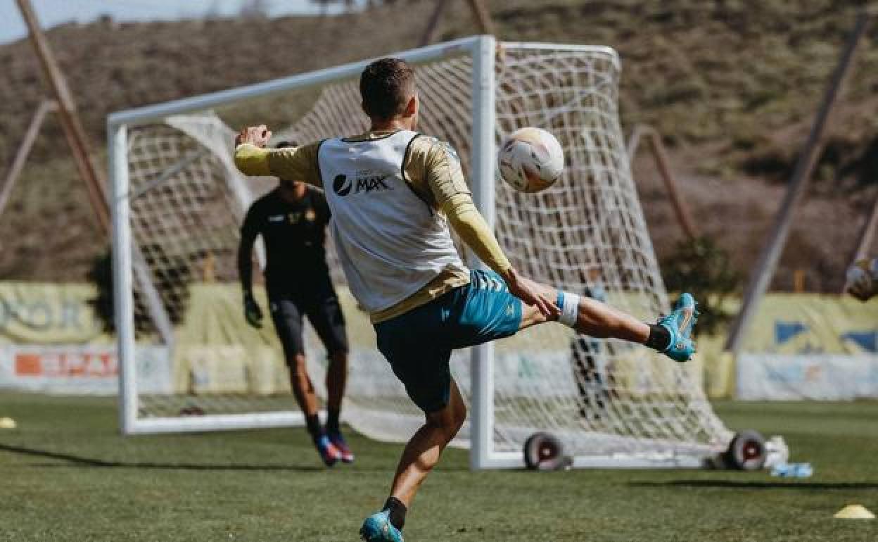 Pinchi ejecuta un centro en un entrenamiento. 