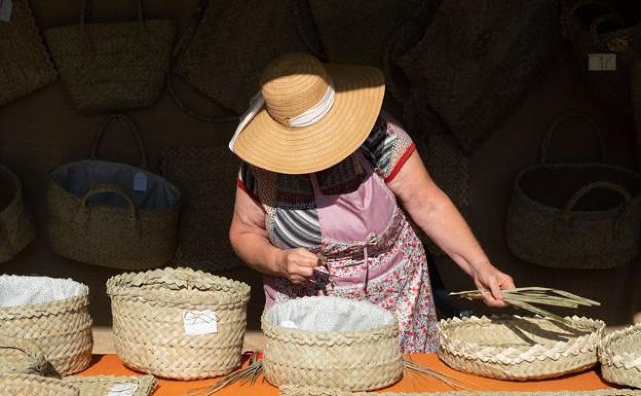 Artesana de la palma en otras ediciones de la muestra insular. 