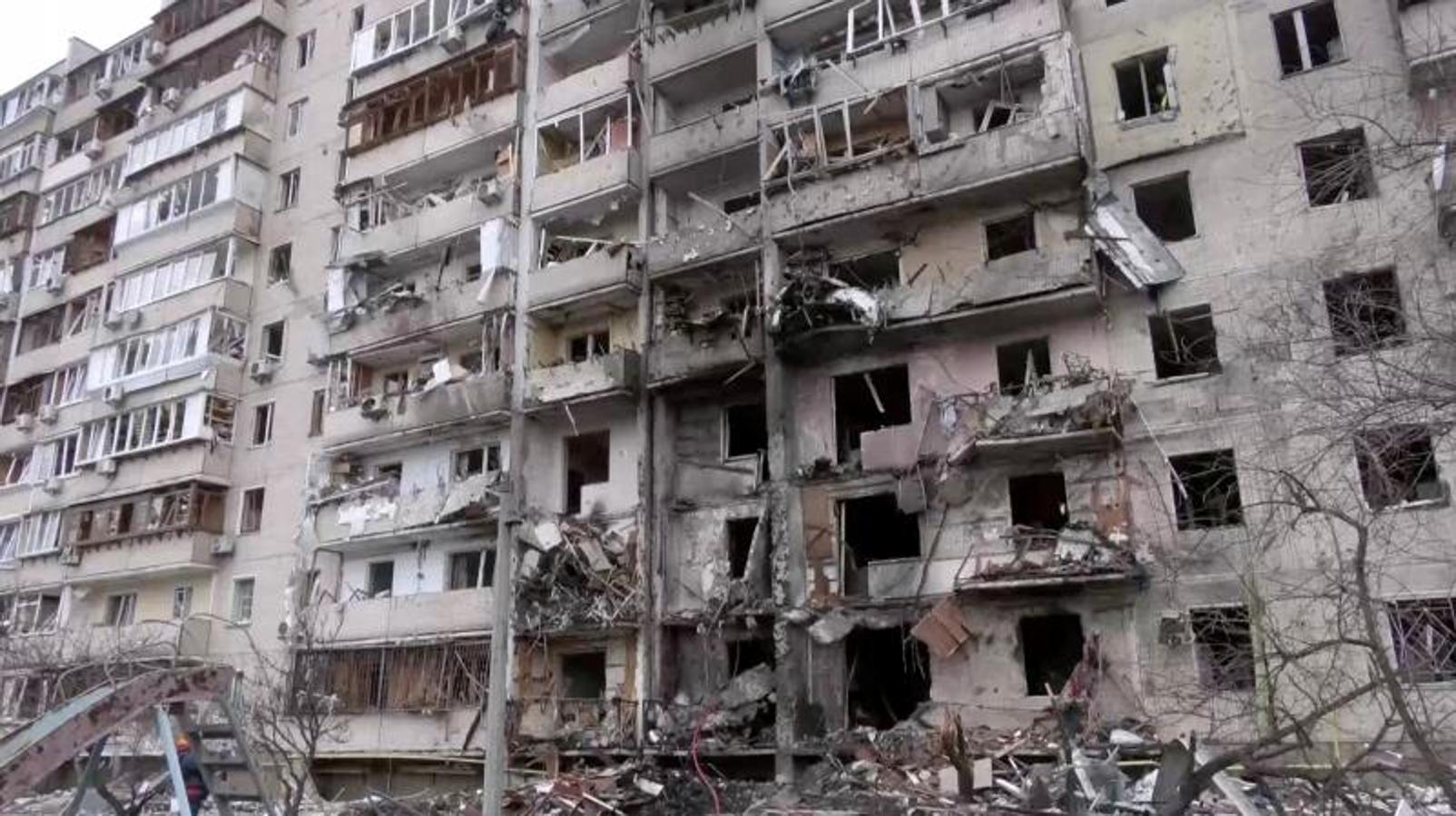 Imagen de un edificio destruido en un bombardeo en Kiev.