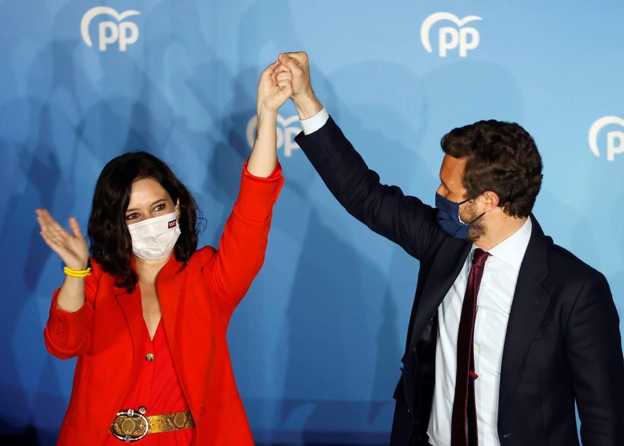 Isabel Díaz Ayuso, acompañada por el presidente del partido Pablo Casado, en el balcón de Génova tras conocer los resultados de las elecciones autonómicas el 4 de mayo de 2020.