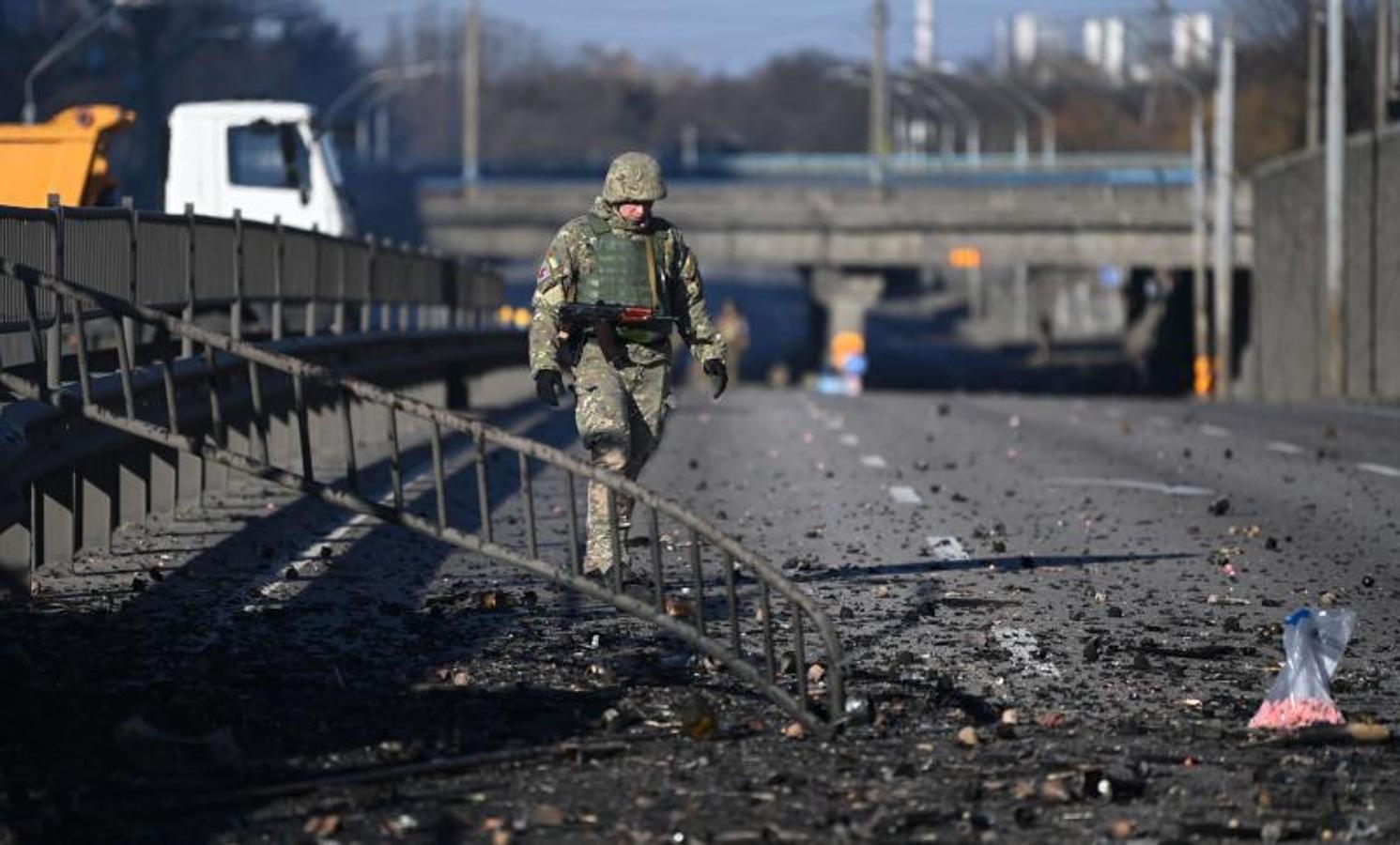 Un soldado camina entre los restos de una de las batallas en Kiev.
