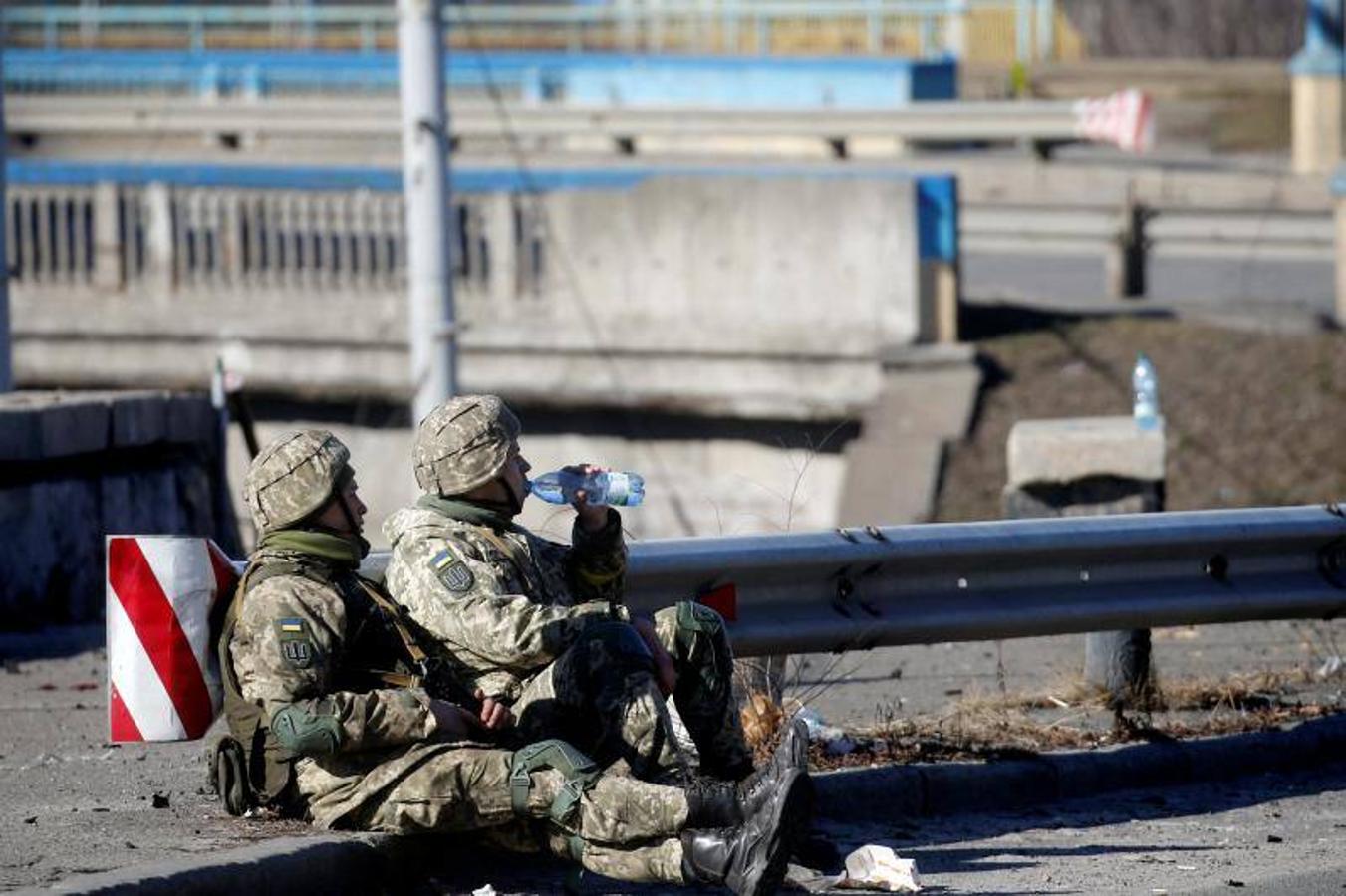 Soldados Ucranianos se refugian y beben agua.