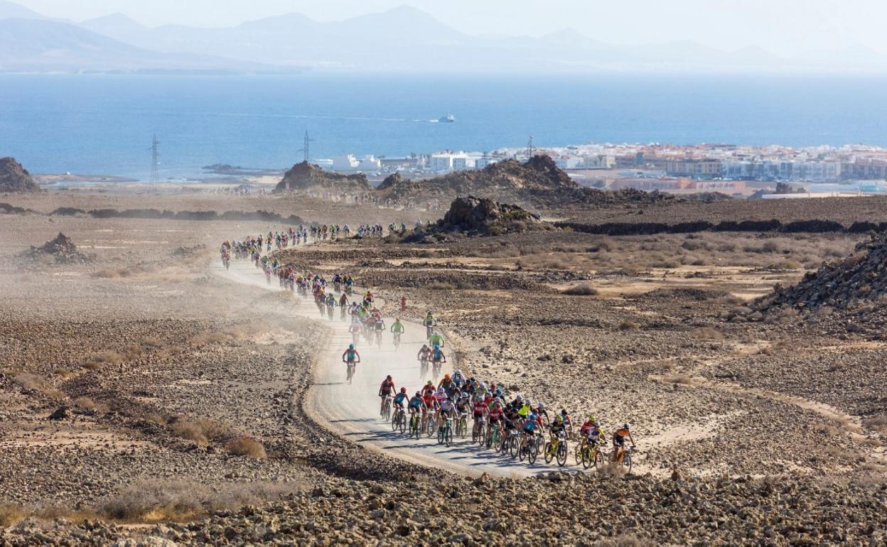 Ciclistas por Morro Francisco, con Corralejo y Lanzarote al fondo. 