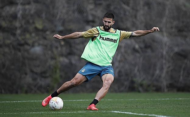 Imagen principal - La UD Las Palmas no tiene excusas: camina o revienta