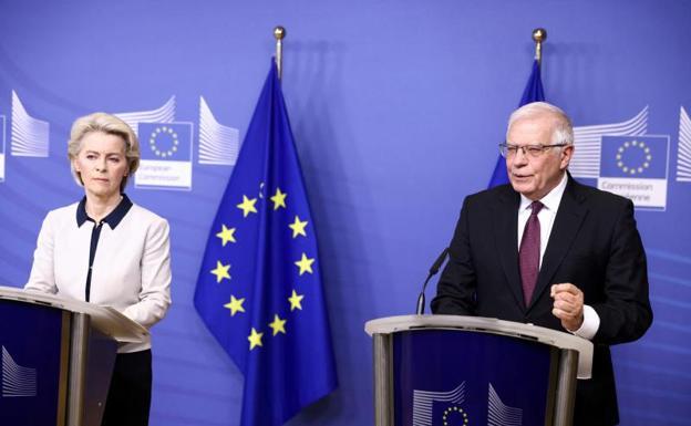 La presidenta de la Comisión Europea, Ursula von der Leyen, y el vicepresidente a cargo de Política Exterior, Josep Borrell.