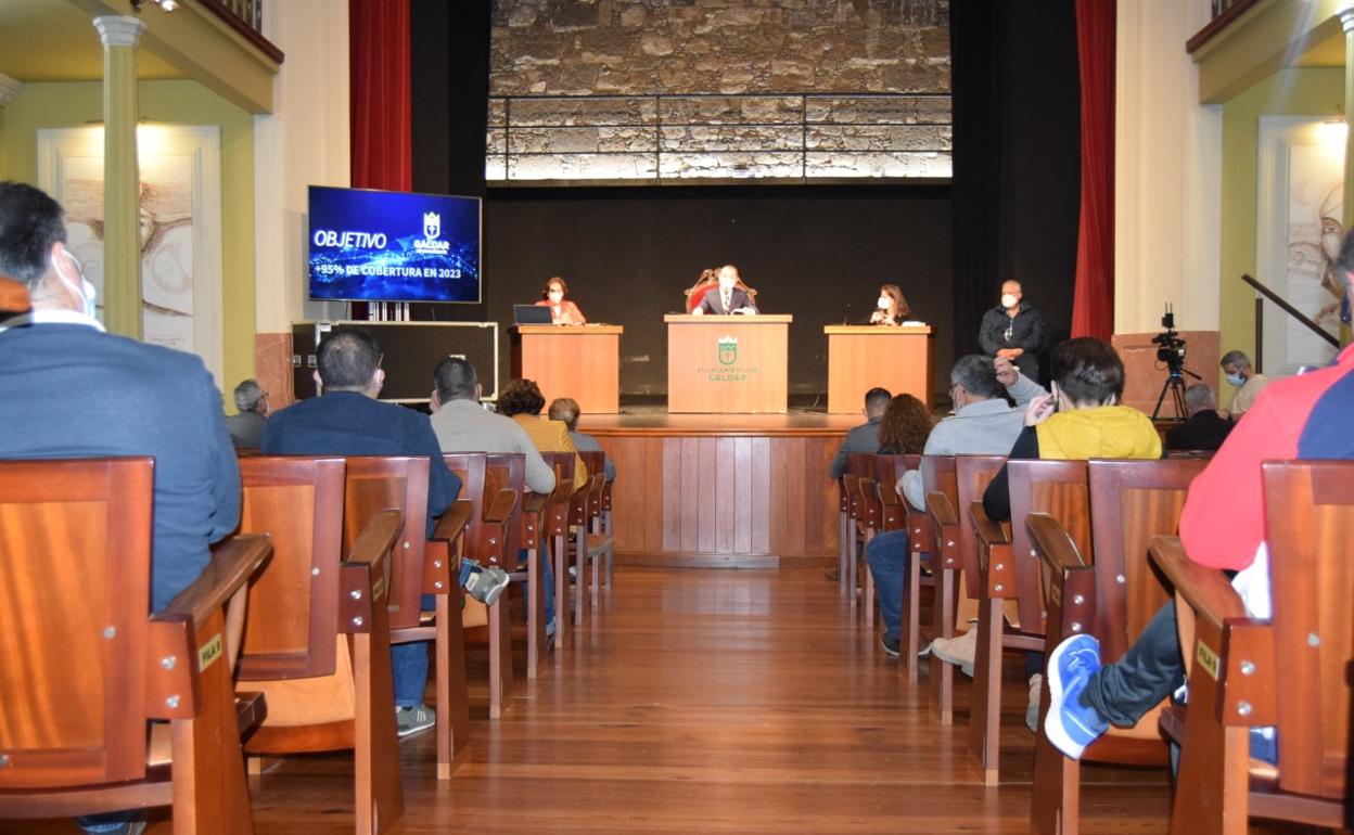 Imagen del pleno celebrado en el Teatro Consistorial de Gáldar. 