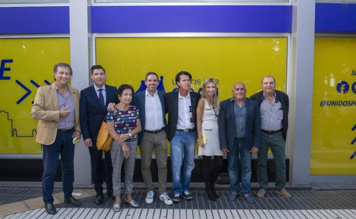 El nuevo consejo local de Unidos en San Bartolomé de Tirajana, junto al presidente insular, Lucas Bravo de Laguna, el cuarto desde la izquierda. 