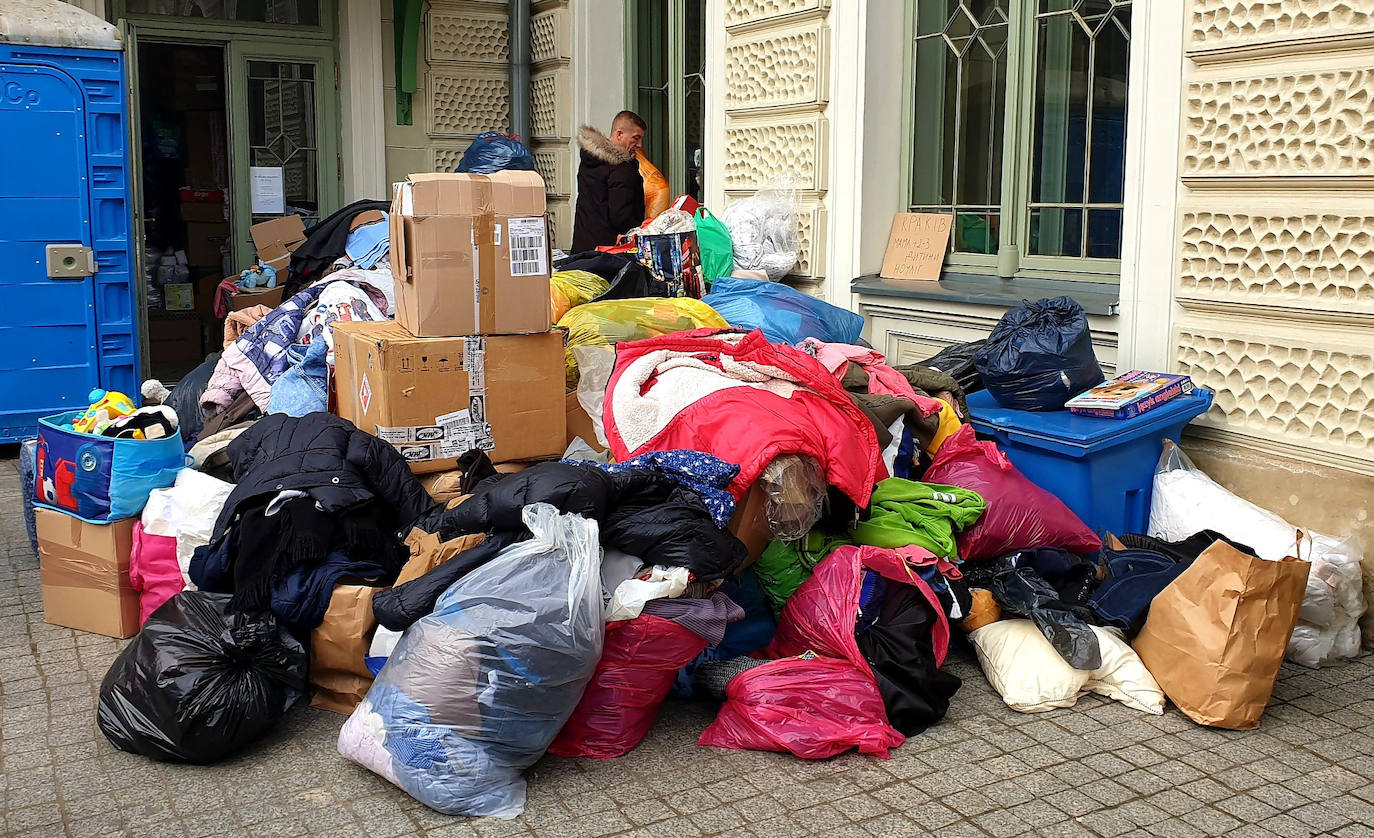 Imagen secundaria 1 - Ucranianos piden medicamentos y comida para afrontar los próximos días