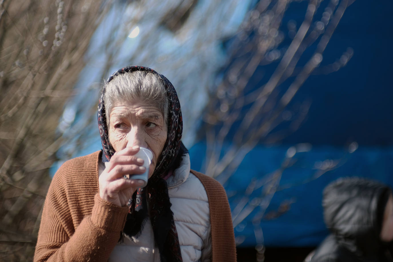 Imagen principal - Ucranianos piden medicamentos y comida para afrontar los próximos días