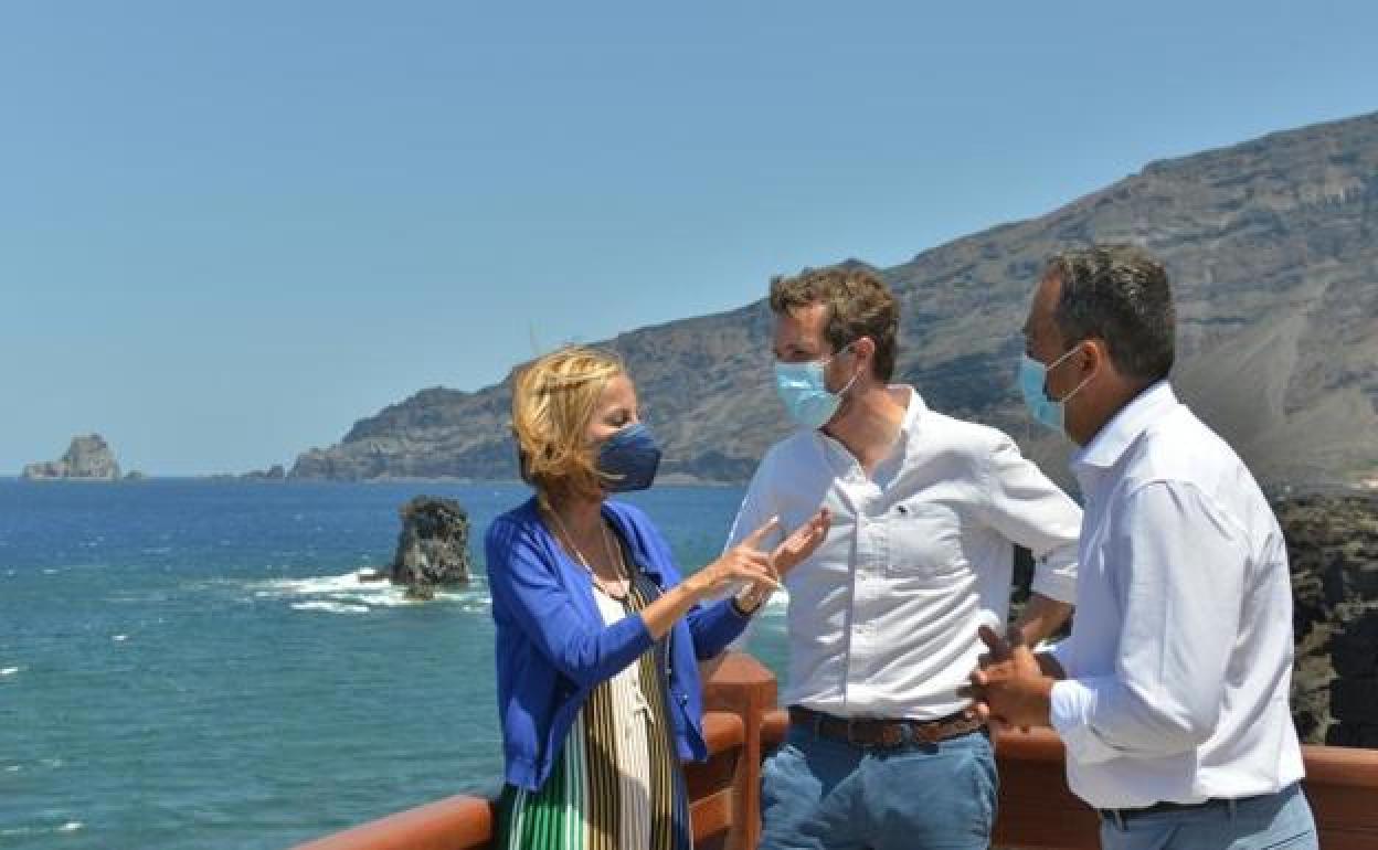 Pablo Casado en una visita a El Hierro. 