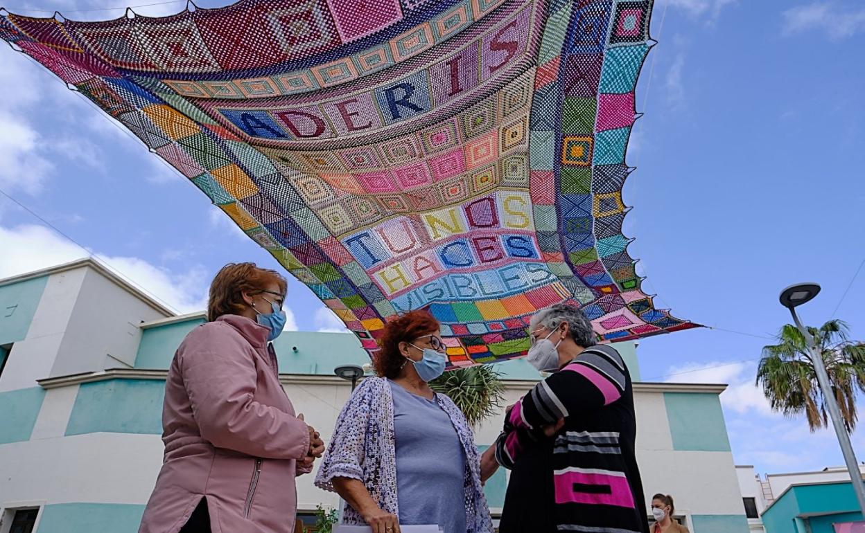 Las voluntarias tejedoras, en el Centro Insular de Juventud, en Puerto del Rosario. 