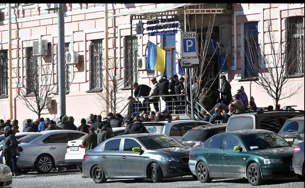 Reservistas ucranianos hacen cola en una estación de Policía en el centro de Kiev para alistarse.